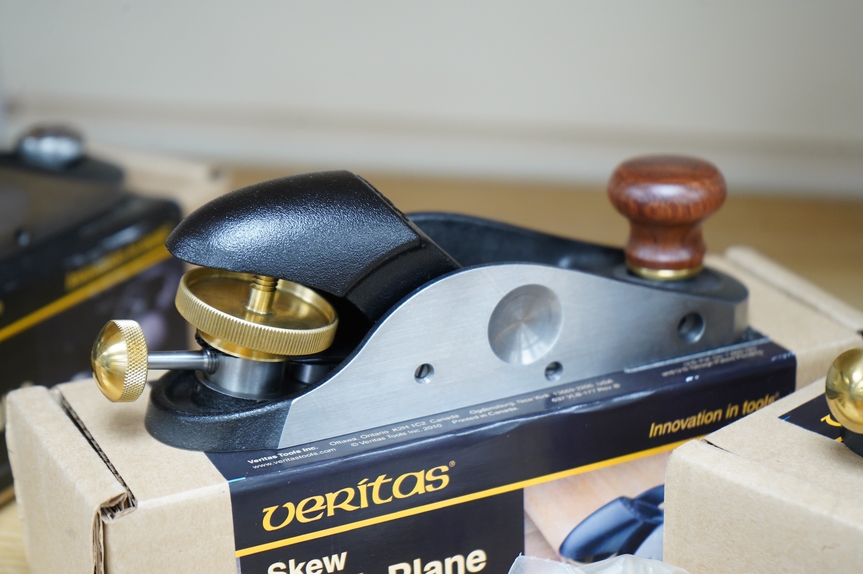 A pair of boxed Veritas Tools skew block planes (left hand and right hand) with paperwork (05P 77.01 and 05P76.01)